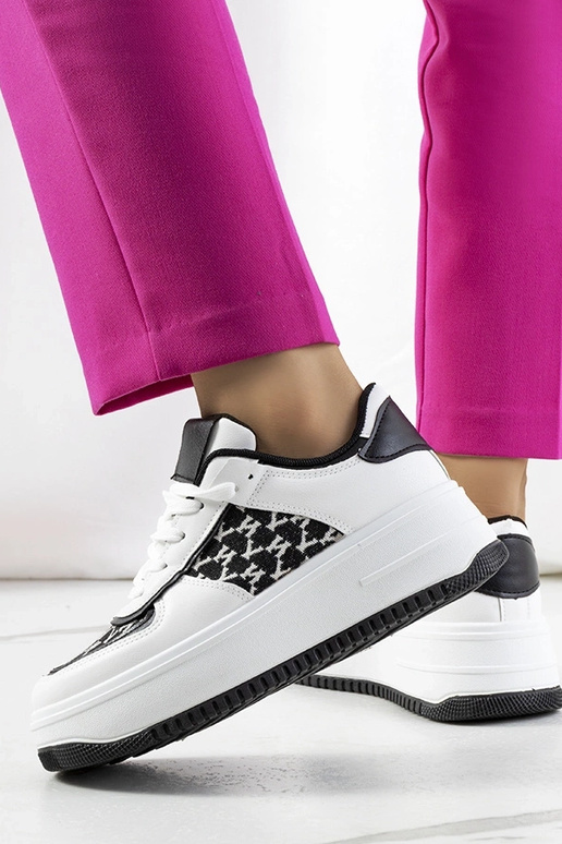 Baskets blanches à semelles hautes... Baskets blanches à semelles hautes...