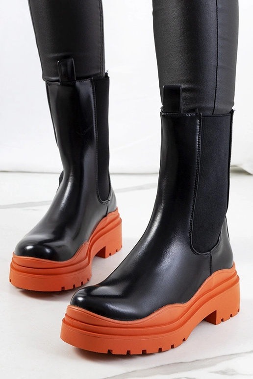 Bottes noires avec semelle orange, «...