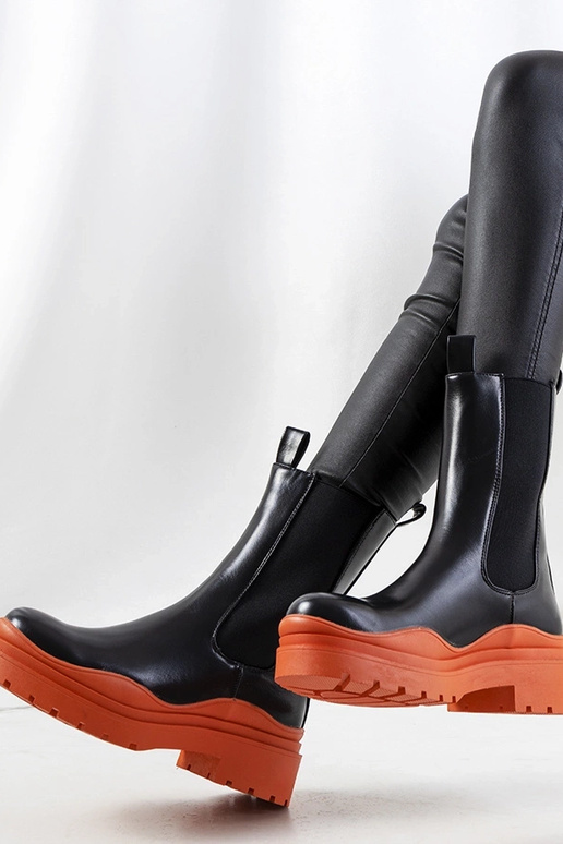 Bottes noires avec semelle orange, «...
