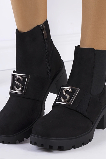 Bottines noires à talon, «...