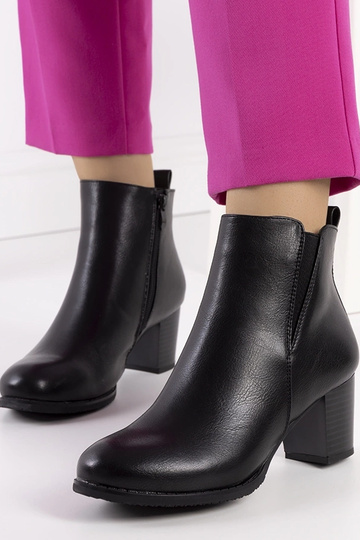 Bottines noires à talon...