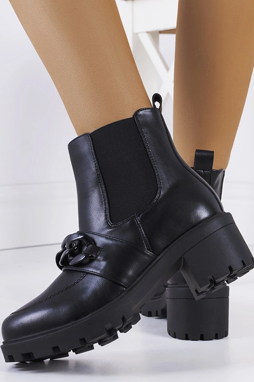 Bottines noires avec chaîne, « Bilka »