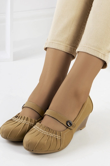 Escarpins beiges à volants... 2