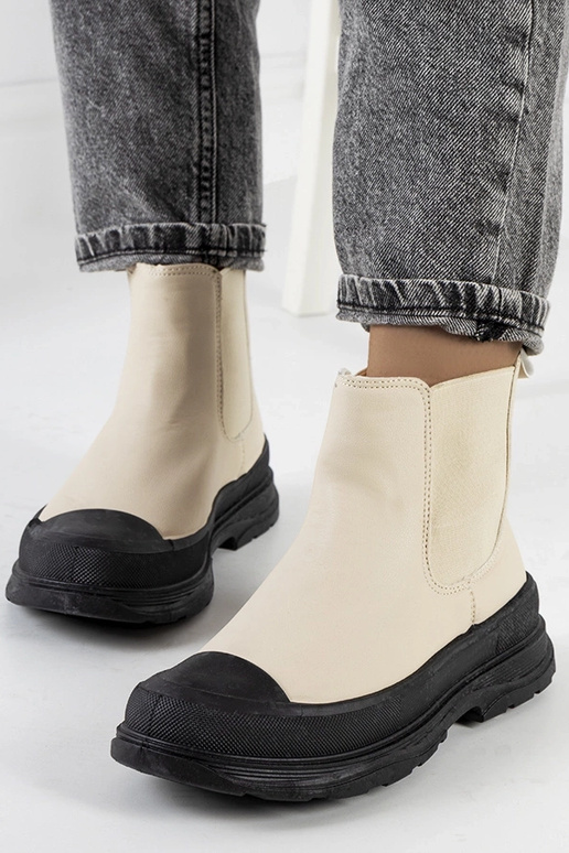 Bottes en simili cuir couleur sable... Bottes en simili cuir couleur sable...