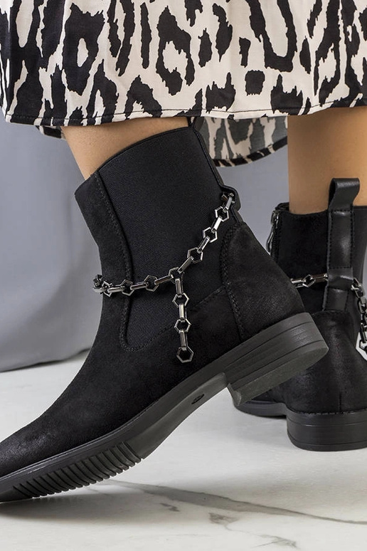 Bottes noires avec chaîne, « Lesme »