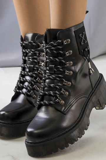 Bottines noires à laçage...