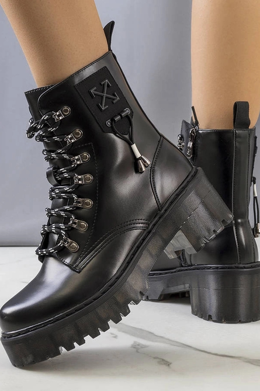Bottines noires à laçage décoratif...