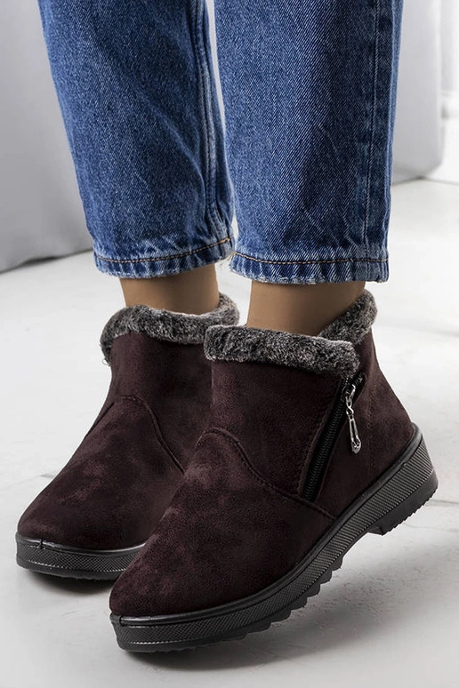 Bottes de neige isolées marron avec...