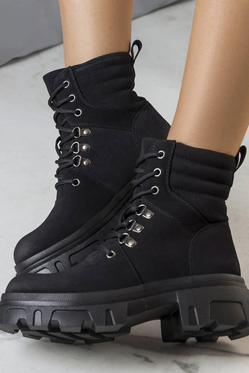 Bottes noires sur semelle...