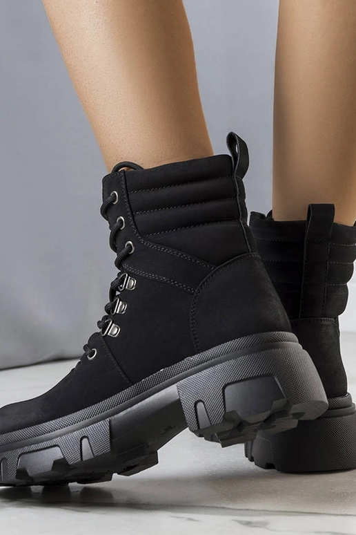 Bottes noires sur semelle massive, «...