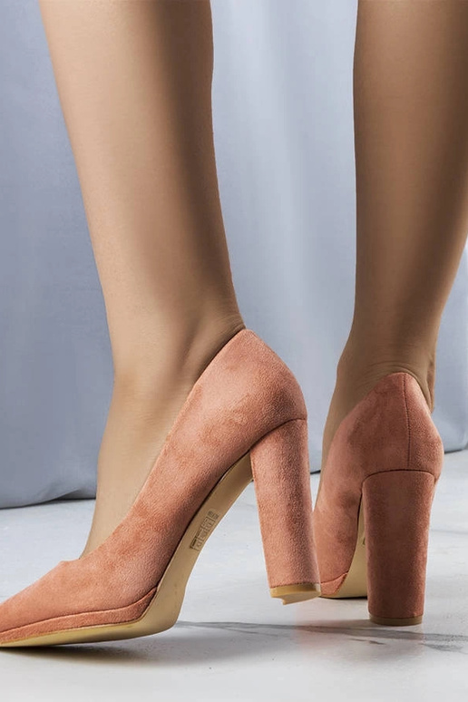 Les escarpins roses à talons hauts... Les escarpins roses à talons hauts...