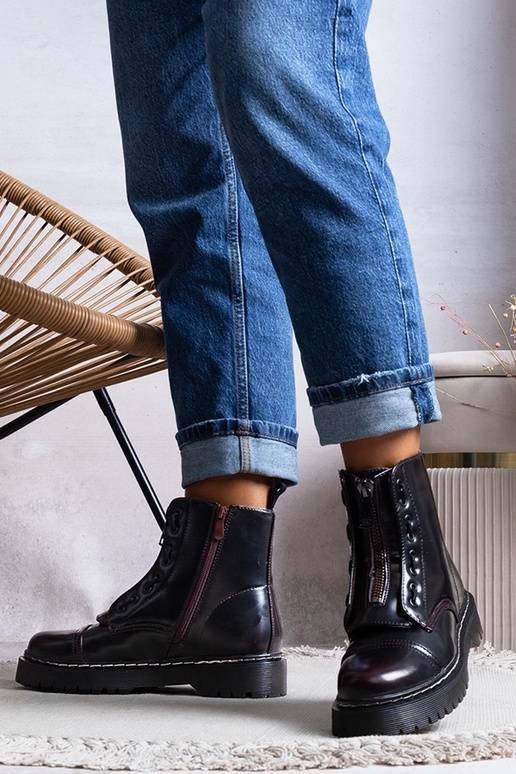 Bottes de trappeur isolées bordeaux...