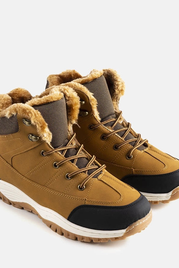 Bottes Violette isolées marron 2