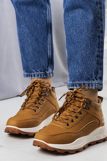 Bottes isolées marron pour...