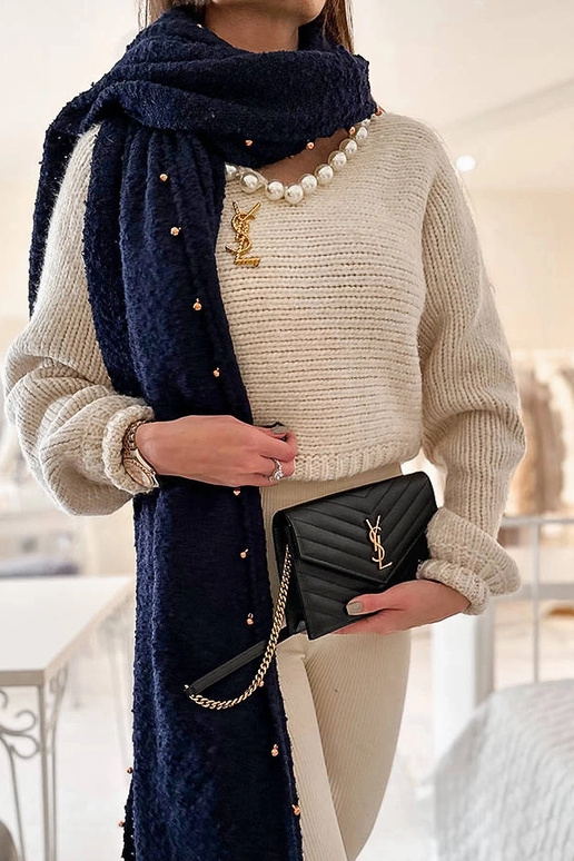 Châle bleu marine avec perles dorées...