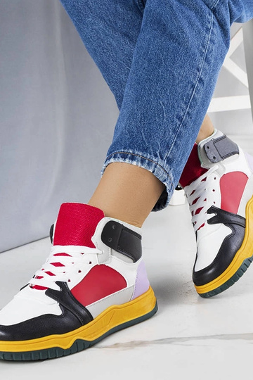 Baskets montantes noires et rouges d'Elizabeth