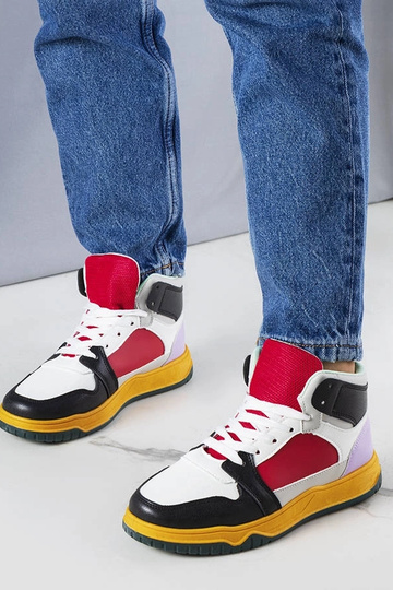 Baskets montantes noires et rouges d'Elizabeth 2