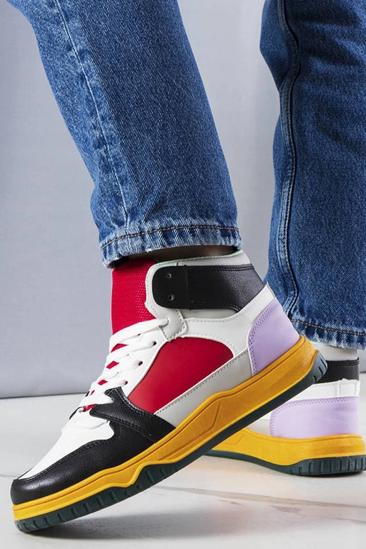 Baskets montantes noires et rouges... Baskets montantes noires et rouges...