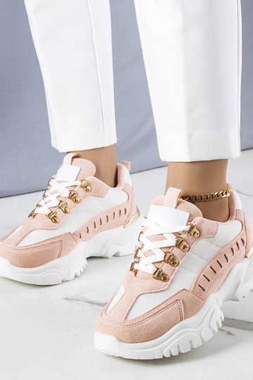 Les baskets blanches et roses de Mindy