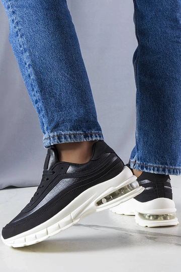 Les baskets noires de Courtne 2