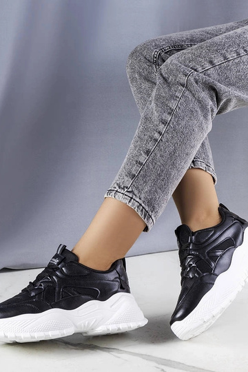 Baskets noires avec une semelle Lorene massive