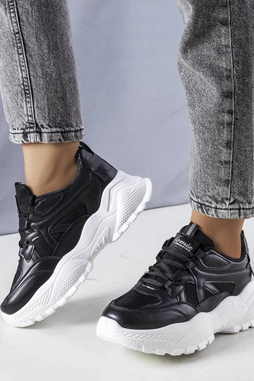Baskets noires avec une semelle Lorene massive 2