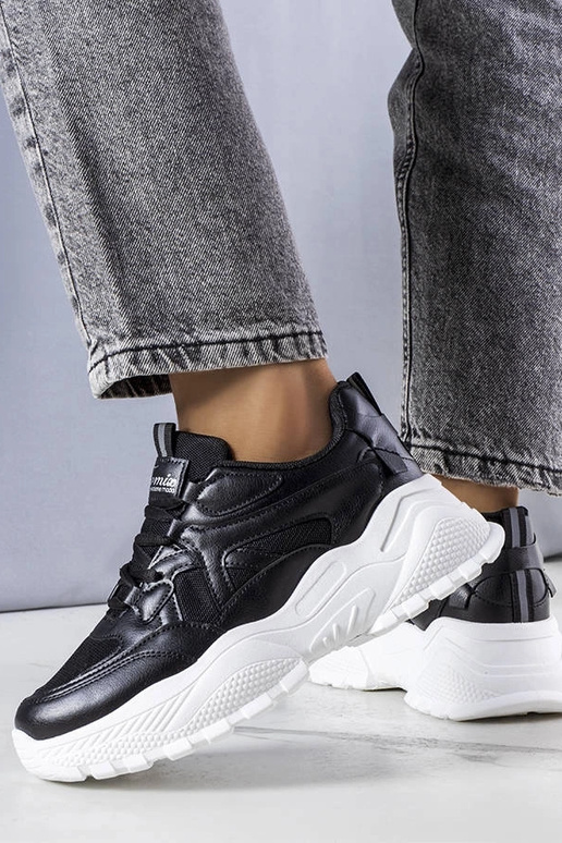 Baskets noires avec une semelle... Baskets noires avec une semelle...