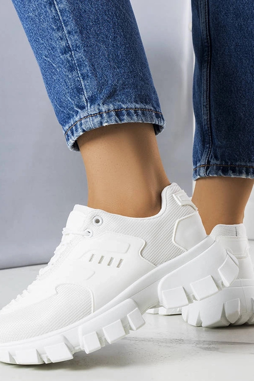 Baskets blanches sur semelle épaisse,...