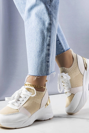 Baskets beiges sur la...