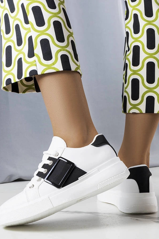 Baskets blanches décorées d'une... Baskets blanches décorées d'une...