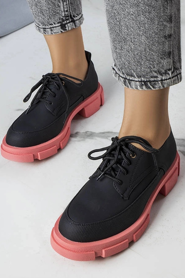 Demi-bottes noires avec une semelle Kay massive
