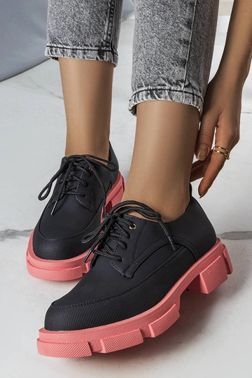 Demi-bottes noires avec une semelle Kay massive 2