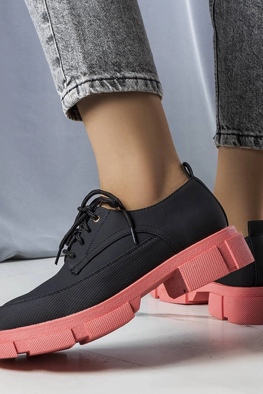 Demi-bottes noires avec une semelle... Demi-bottes noires avec une semelle...