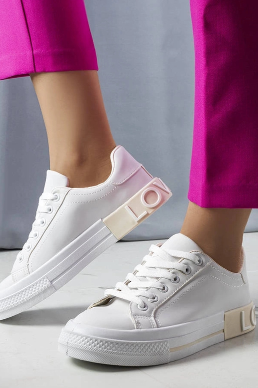 Baskets blanches et beiges décorées... Baskets blanches et beiges décorées...