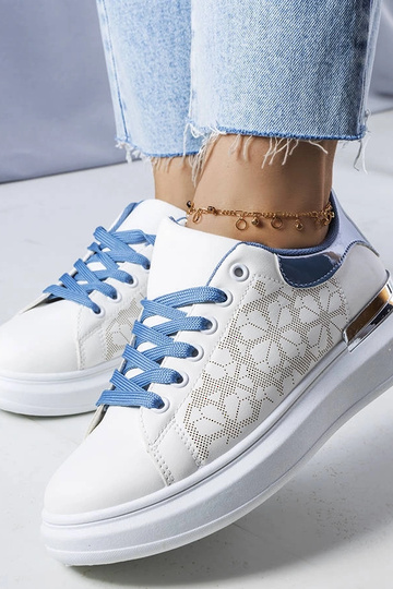 Les chaussures perforées blanches et bleues d'Erin