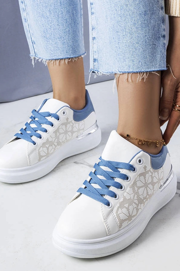 Les chaussures perforées blanches et bleues d'Erin 2