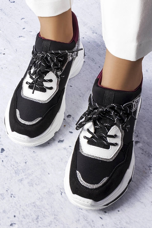 Baskets noires décorées... Baskets noires décorées...