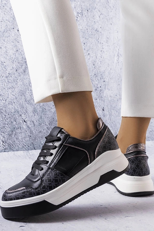 Baskets noires décorées du monogramme... Baskets noires décorées du monogramme...