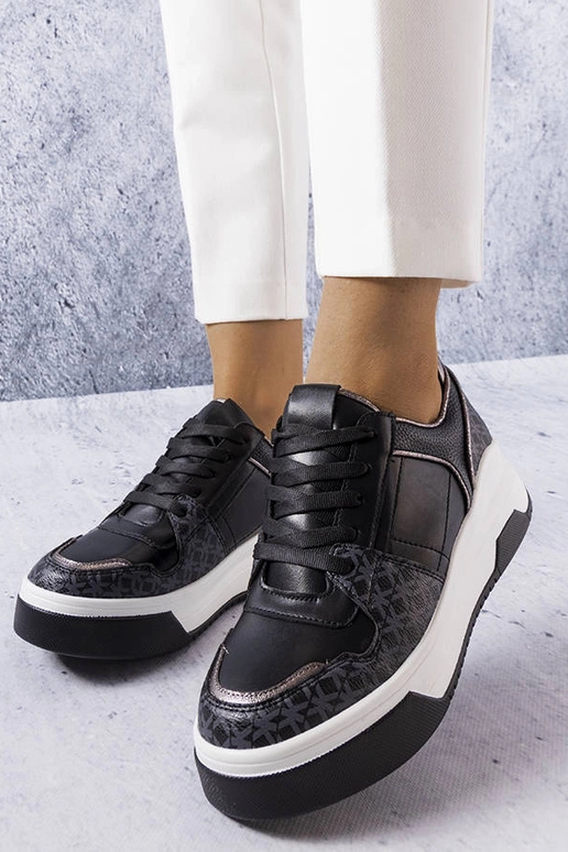 Baskets noires décorées du monogramme... Baskets noires décorées du monogramme...