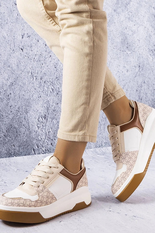 Baskets marron décorées du monogramme... Baskets marron décorées du monogramme...