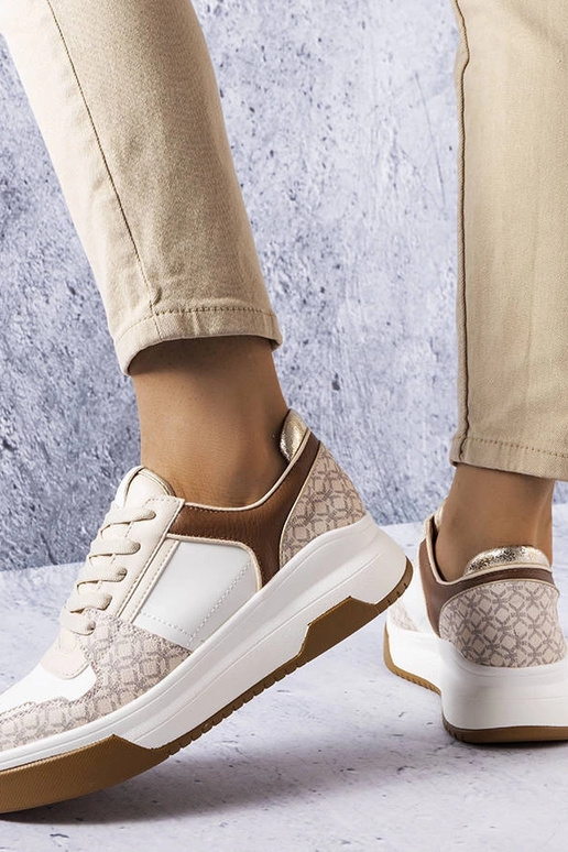 Baskets marron décorées du monogramme... Baskets marron décorées du monogramme...