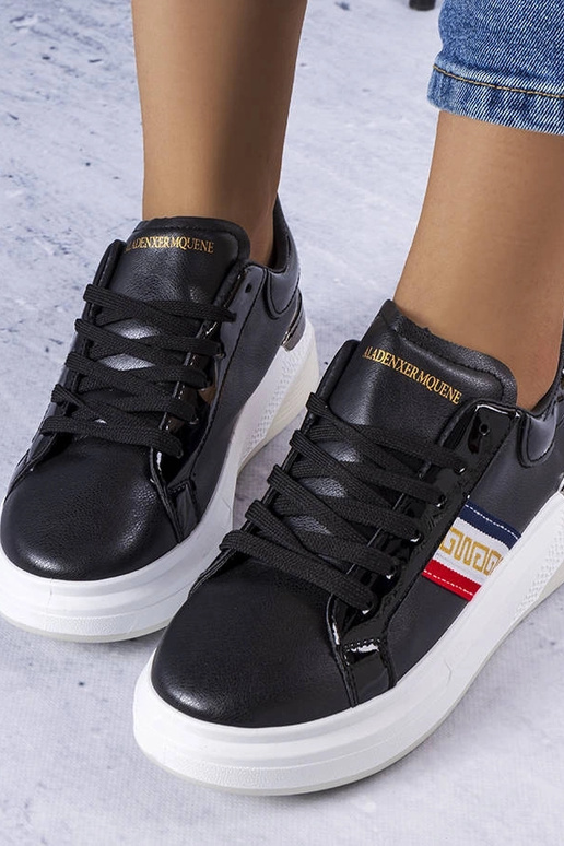 Chaussures noires avec empiècements... Chaussures noires avec empiècements...