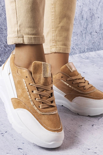 Baskets en simili daim...