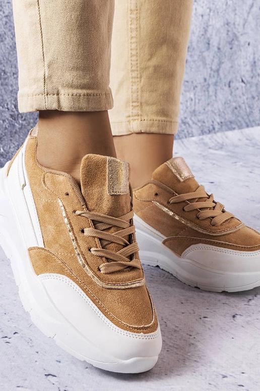 Baskets en simili daim couleur sable...