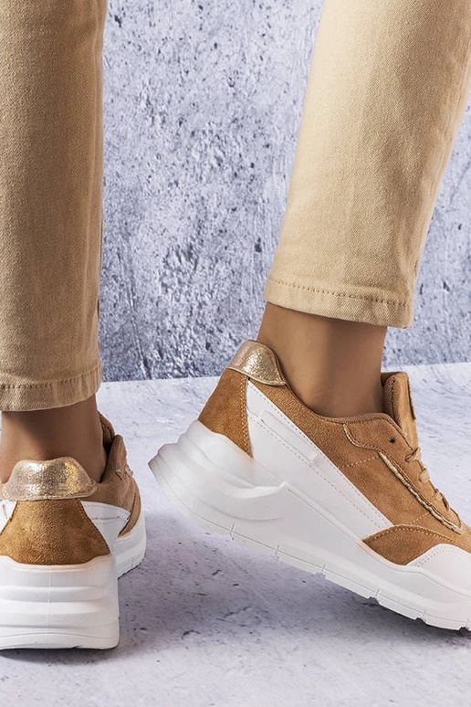 Baskets en simili daim couleur sable...