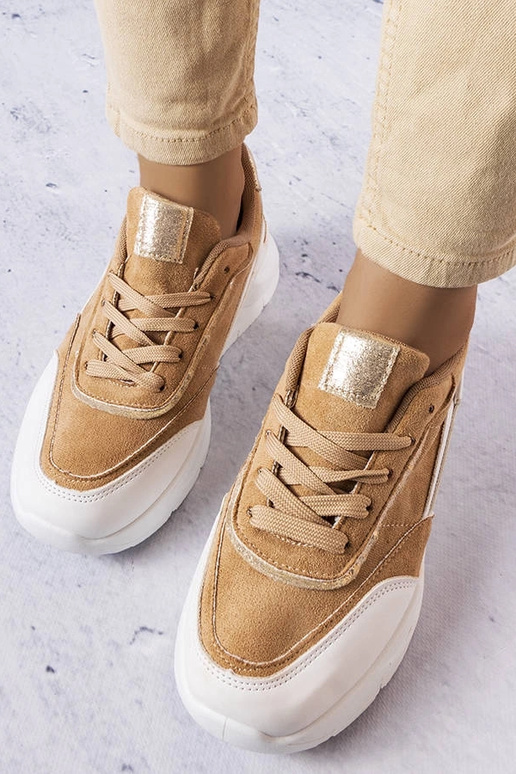 Baskets en simili daim couleur sable...