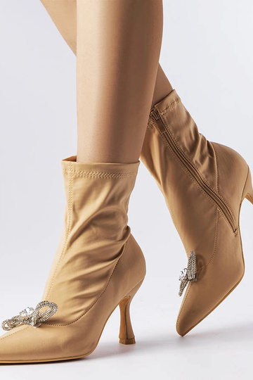 Bottines beiges ornées d'un...