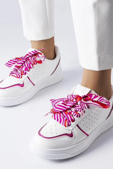 Baskets blanches nouées...