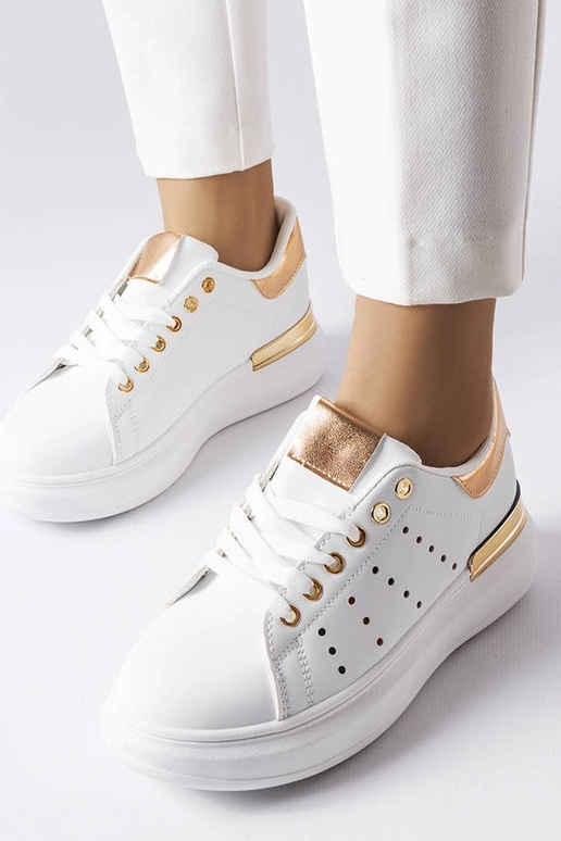 Baskets blanches à perforations... Baskets blanches à perforations...