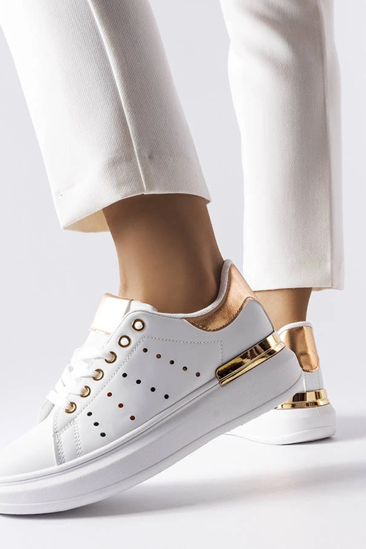 Baskets blanches à perforations... Baskets blanches à perforations...